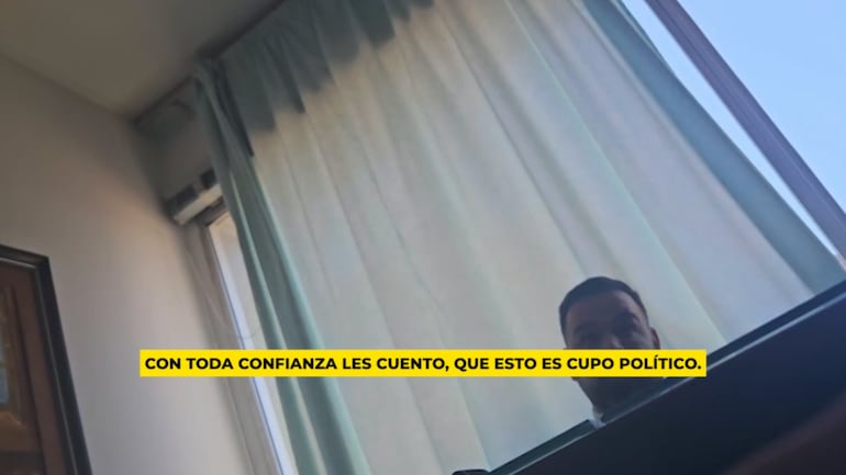 El supuesto estafador revela a la denunciante que supuestamente tienen cupos políticos.