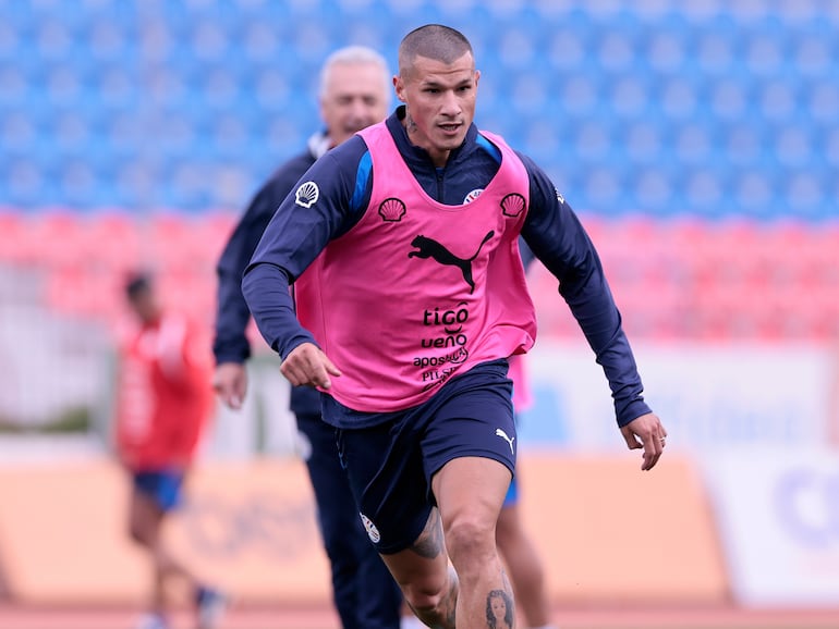 Alan Benítez, futbolista de la selección de Paraguay, durante el entrenamiento del plantel en el estadio Panionios FC, en Atenas, Grecia.