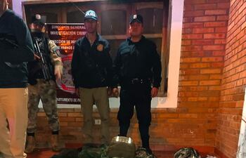 Un joven de 26 años fue detenido anoche tras allanamiento realizado por una comitiva fiscal- policial en el barrio N° 2 de este distrito. El procedimiento se desarrolló en prosecución a la investigación del caso de hurto frustrado en perjuicio de la Cooperativa Ypacaraí, sucursal en este municipio.