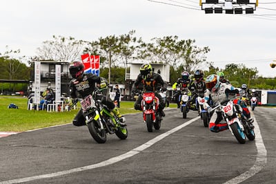 Los pilotos de la categoría GP Pro en acción, durante la disputa de la cuarta fecha del certamen de la AMVP, en Ñu Guasu. Fotos: JES Audiovisual.