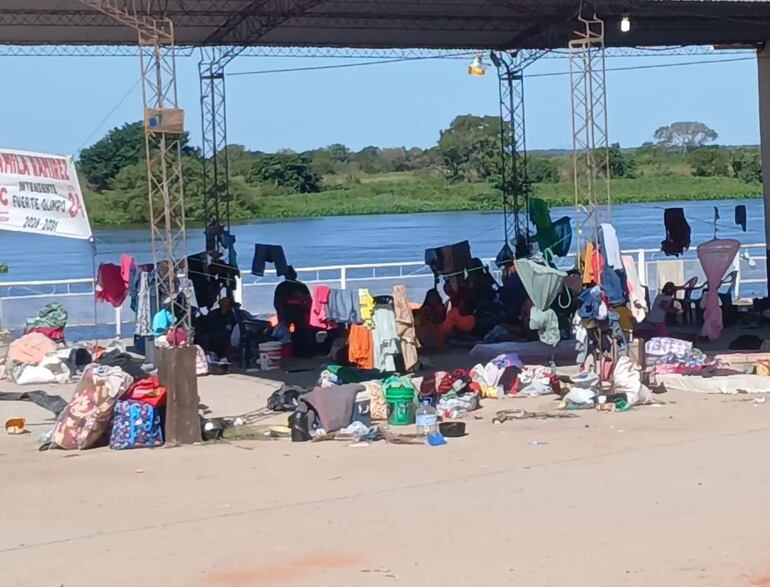 Grupo de indígenas Tomarahos, arreados para participar en internas colorada en Fuerte Olimpo.