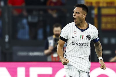 El delantero del Inter Lautaro Martínez lo celebra tras marcar el gol del 2-1 durante el partido de fútbol de la Serie A italiana entre la AS Roma y el FC Internazionale Milano, en Roma, Italia.