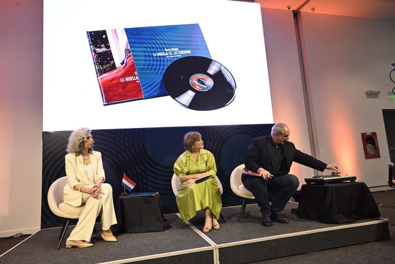 Berta Rojas (centro) junto a la diseñadora Celeste Prieto y el productor Popi Spatocco durante la presentación del álbum.
