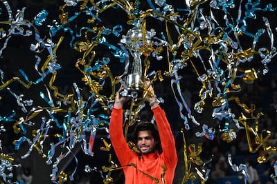 Carlos Alcaraz exhibe el trofeo de campeón conquistado en el torneo ATP 500 de Tokio.