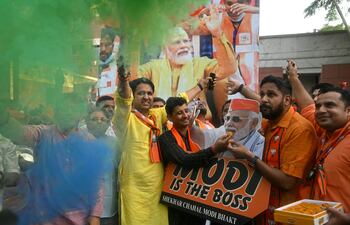 Los partidarios de Narendra Modi, primer ministro de la India y líder del Partido Bharatiya Janata (BJP), celebran los resultados del recuento de votos para las elecciones generales de la India, en la sede del BJP en Nueva Delhi.