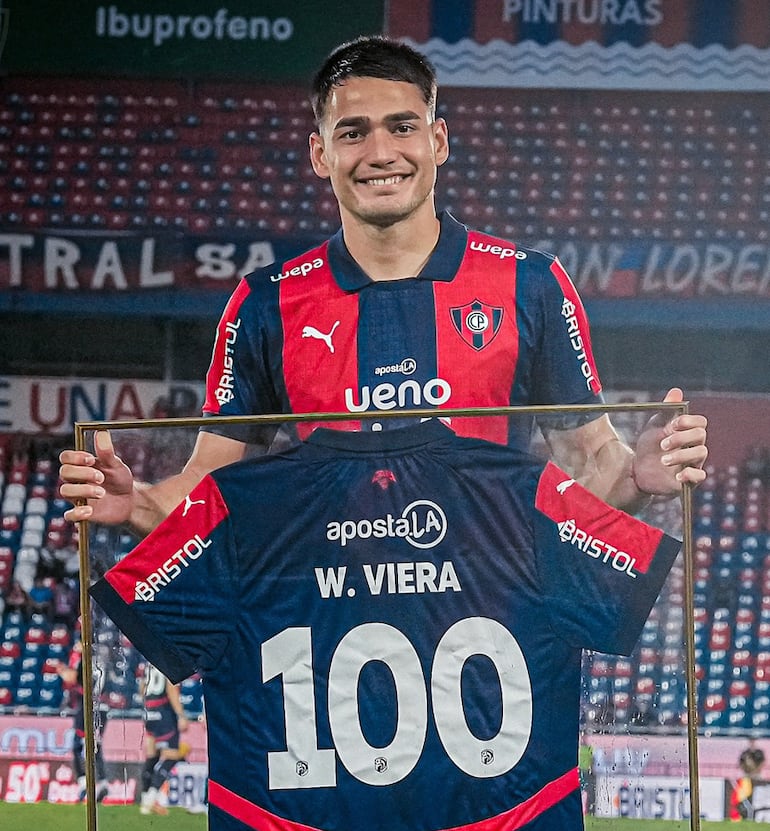 Wilder Vera cuando cumplió el centenar de presentaciones vistiendo la azulgrana, recibiendo de reconocimiento la camiseta enmarcada.