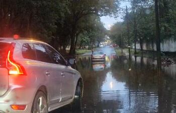 La avenida Guillermina Núñez de Báez nuevamente quedó inundada.