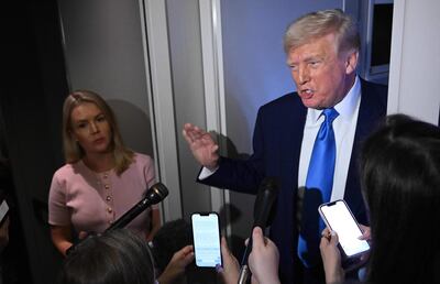 El presidente de Estados Unidos, Donald Trump, habla con la prensa durante un vuelo en el Air Force One, rumbo a la Base Conjunta Andrews.