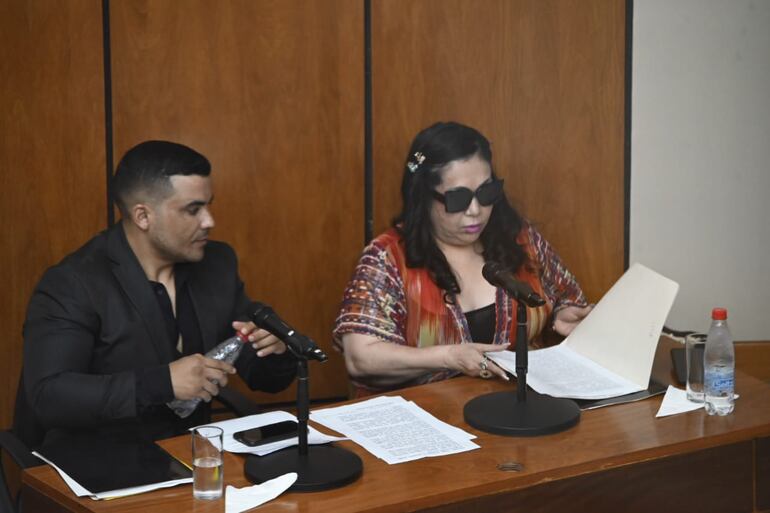 Valentín Domínguez, alias "abogado leopardo" y Norma Aquino, alias "Yami Nal", durante la sesión de pérdida de investidura de la senadora cartista.