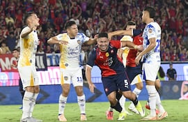 El mediocampista de Cerro Porteño, Jorge Morel celebra el tanto de apertura en el marcador frente a Sportivo Luqueño.