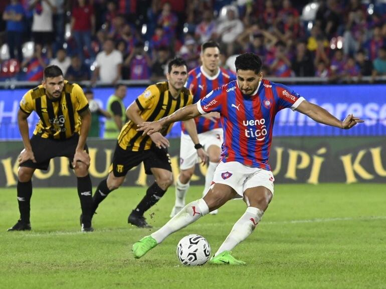Cecilio Domínguez, jugador de Cerro Porteño, ejecuta un penal en el partido frente a Guaraní por la fecha 19 del torneo Apertura 2024 del fútbol paraguayo en el estadio La Nueva Olla, en Asunción.