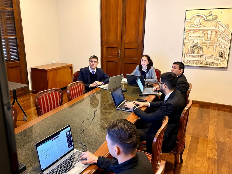 El equipo técnico del MEF, encabezado por la gerente de Economía, Nathalia Rodríguez, y el director general de Política Macro Fiscal, Marcelo Rodríguez, presentó el informe de Situfin. (Imagen gentileza MEF).