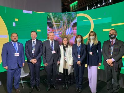 Eduardo Viedma, Erasmo Battistela; el ministro Santiago Bertoni. También aparece Sofía Jou, María Antonia Gwynn, Araceli Cardozo y el director nacional de Cambio Climático, Ulises Lovera, en el stand de Brasil, en la COP26, en Escocia.