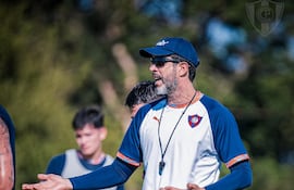 El director técnico uruguayo Jorge Rodrigo Bava (44 años), dirigiendo el entrenamiento de Cerro Porteño en la pretemporada desarrollada en el Complejo Internacional del Este.
