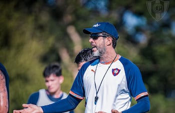 El director técnico uruguayo Jorge Rodrigo Bava (44 años), dirigiendo el entrenamiento de Cerro Porteño en la pretemporada desarrollada en el Complejo Internacional del Este.