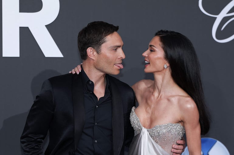 El actor británico Ed Westwick y su esposa, la modelo estadounidense Amy Jackson, asistieron a la gala anual de la Fundación Estadounidense para la Investigación del SIDA (amfAR) en Cannes 2026. (Thibaud MORITZ / AFP)
