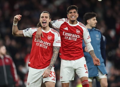 Riccardo Calafiori y Piero Hincapie of Arsenalfestejan gol y triunfo del Arsenal.