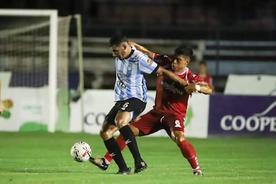 Diego Mencia protege el esférico ante la marca de Adelio Zárate. (Foto: APF)