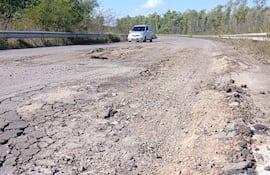 La vieja ruta PY 04 se encuentra en pésimas condiciones.