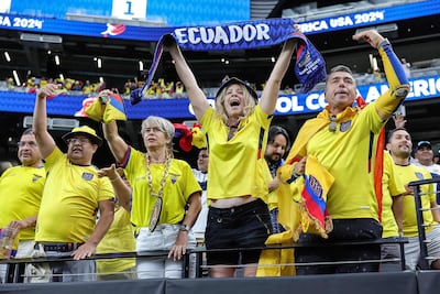 Los aficionados de Ecuador celebran durante el partido frente a Jamaica en el Allegiant Stadium, en Las Vegas, Nevada.