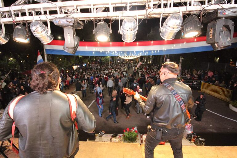 El grupo La Selección deleitó al público con un variado repertorio musical durante el festival “Homenaje a las Madres”, realizado en Carapeguá.