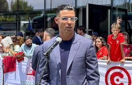 El delantero de la selección de Portugal, Cristiano Ronaldo, realiza declaraciones en la despedida de su selección en su ciudad deportiva, desde donde marchan este viernes a Estados Unidos para disputar el Mundial.