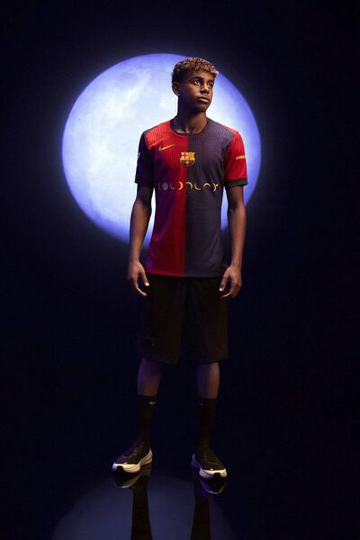 GRAFCAT9532. BARCELONA, 17/10/2024.- El futbolista Lamine Yamal posa con la camiseta que el equipo masculino del Barcelona lucirá con el logotipo del grupo británico Coldplay en el partido del próximo 26 de octubre en el Bernabéu ante el Real Madrid, y que el femenino llevará el 2 de noviembre ante el Eibar, dentro del acuerdo que la entidad azulgrana mantiene con Spotify, uno de sus principales patrocinadores. EFE/FC Barcelona ***SÓLO USO EDITORIAL-SOLO USO PERMITIDO PARA ILUSTRAR LA NOTICIA QUE APARECE EN EL PIE DE FOTO*** (CRÉDITO OBLIGATORIO)