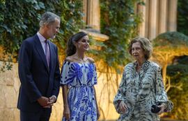 Los reyes Felipe y Letizia (c), acompañados por la reina Sofía, ofrecen la tradicional recepción a los representantes de la sociedad civil de Baleares, que por segundo año consecutivo se celebra en los jardines del Palacio de Marivent, hoy jueves en Palma. E