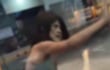 Una mujer bajo los efectos de algunas sustancias, intentó ingresar a un comercio nocturno.