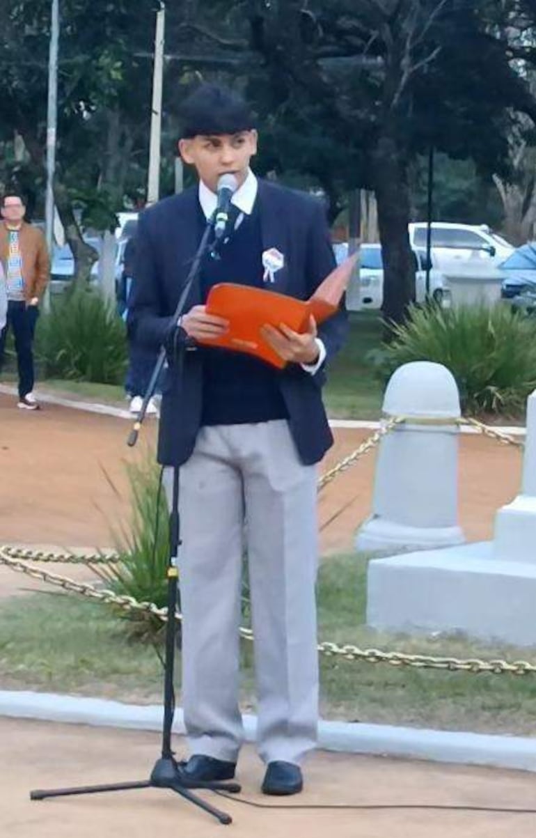 Joven orador se dirige a los presentes.