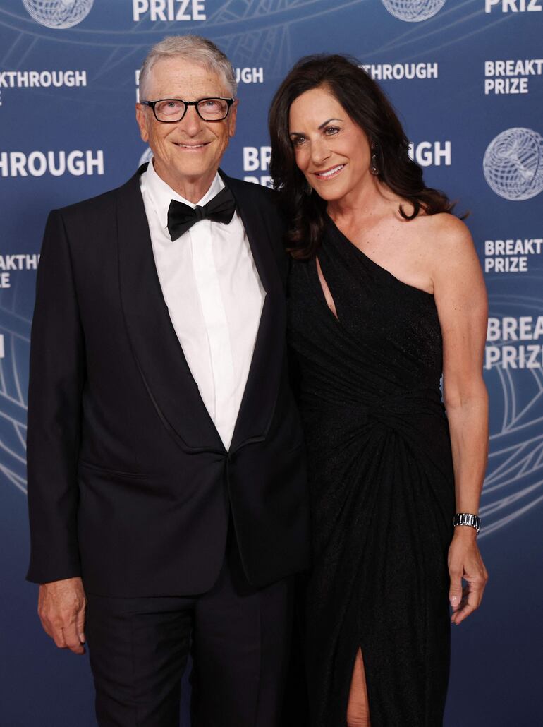 ¡De gala! El empresario estadounidense Bill Gates y Paula Hurd en la alfombra roja de los Breakthrough Prize. (Michael Tran / AFP)