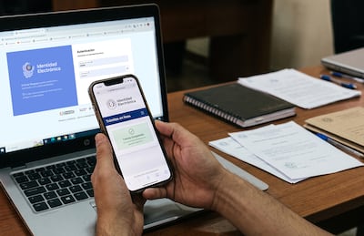 El avance más visible está entre el ciudadano y el Estado. En septiembre, el Mitic reportó más de 500 trámites disponibles en línea, alrededor de 500.000 usuarios activos mensuales entre la web y más de 1,57 millones de registros de Identidad Electrónica.