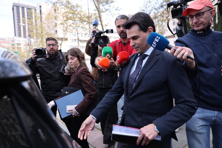 Alberto González Amador (C), novio de la líder política de Madrid y del Partido Popular, sale de una corte de Madrid. 