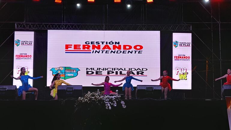Jóvenes del Ballet de Pilar deleitaron al público con una danza moderna.