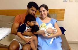 Robert Rojas y Karen Bernal con el recién nacido Bastian y el hermanito mayor Ian.