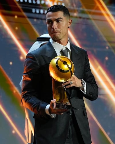 Cristiano Ronaldo muestra orgulloso su galardón Globe Soccer Awards como Mejor Jugador de Medio Oriente.