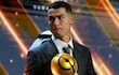 Cristiano Ronaldo muestra orgulloso su galardón Globe Soccer Awards como Mejor Jugador de Medio Oriente.