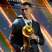 Cristiano Ronaldo muestra orgulloso su galardón Globe Soccer Awards como Mejor Jugador de Medio Oriente.
