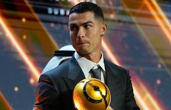 Cristiano Ronaldo muestra orgulloso su galardón Globe Soccer Awards como Mejor Jugador de Medio Oriente.