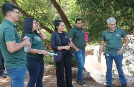 La comitiva municipal durante la inspección del arroyo.