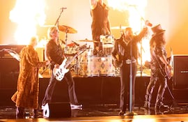 (De izq. a der.) Duff McKagan, Andrew Watt, Chad Smith, Post Malone y Slash actúan en el escenario durante la 68.ª edición de los Premios GRAMMY en el Crypto.com Arena el 1 de febrero de 2026 en Los Ángeles, California.
