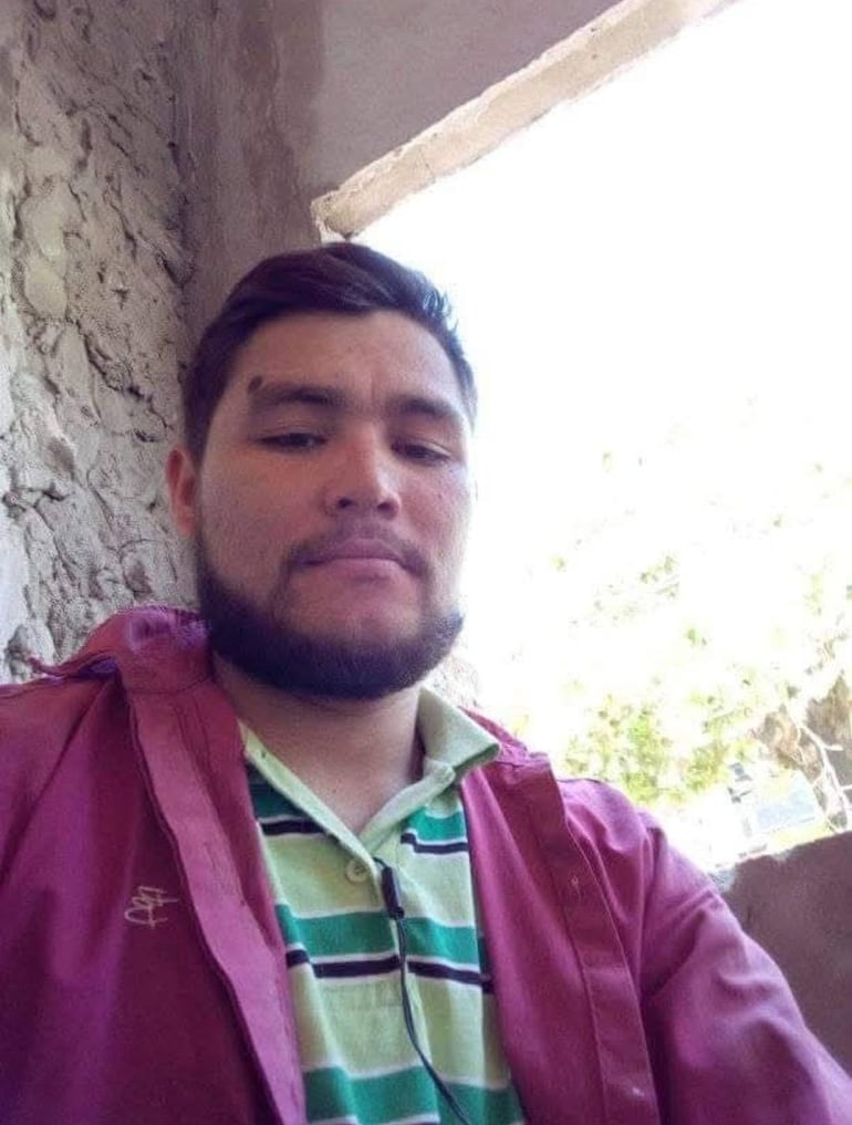 Fernando Ariel Escobar Silva con remera a rayas y una campera granate