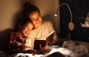 Los libros son indispensables para niños y jóvenes.