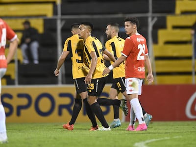 Los futbolistas de Guaraní celebran el tanto de Alan Pereira en el partido contra Nacional por la cuarta fecha del torneo Clausura 2023 del fútbol paraguayo en el estadio Rogelio Livieres, en Asunción.