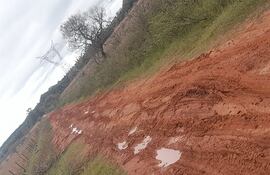 El camino de Bernardino Caballero, Atyrá se encuentra en estado deplorable.