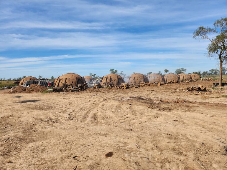Algunos de los hornos para la preparación de carbón que fueron ahllados en el sitio, en pleno funcioamiento, durante una de las constituciones.