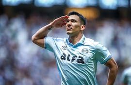El paraguayo Fabián Balbuena, futbolista de Gremio de Porto Alegre, celebra un gol en el partido frente a Atlético Miniero por la fecha 19 de la Serie A en el estadio MRV Arena, en Belo Horizonte, Brasil.