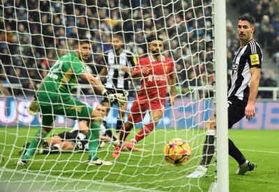 Newcastle (United Kingdom), 04/12/2024.- Newcastle United's Fabian Schar looks on as Liverpool's Mohamed Salah scores the 2-2 during the English Premier League soccer match between Newcastle United and Liverpool FC, in Newcastle, Britain, 04 December 2024. (Reino Unido) EFE/EPA/PETER POWELL EDITORIAL USE ONLY. No use with unauthorized audio, video, data, fixture lists, club/league logos, 'live' services or NFTs. Online in-match use limited to 120 images, no video emulation. No use in betting, games or single club/league/player publications.