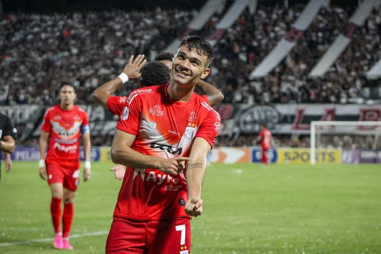 Iván Valdez, jugador de Sportivo Ameliano, festeja un gol en el partido contra Olimpia por la fecha 15 del torneo Apertura 2024 del fútbol paraguayo en el estadio Osvaldo Domínguez Dibb, en Asunción.
