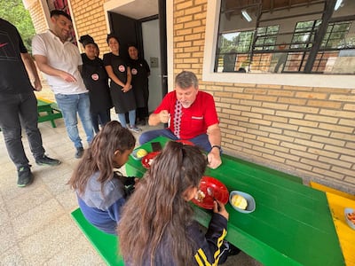 El gobernador Denis Lichi (ANR) "degustando" el menú en una escuela de Cordillera.